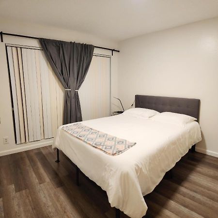 Centrally Located, 4X Queen, 300 Mbps Internet With Backyard! هيميت المظهر الخارجي الصورة